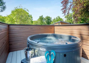 V28 - The Lookout with Hot Tub